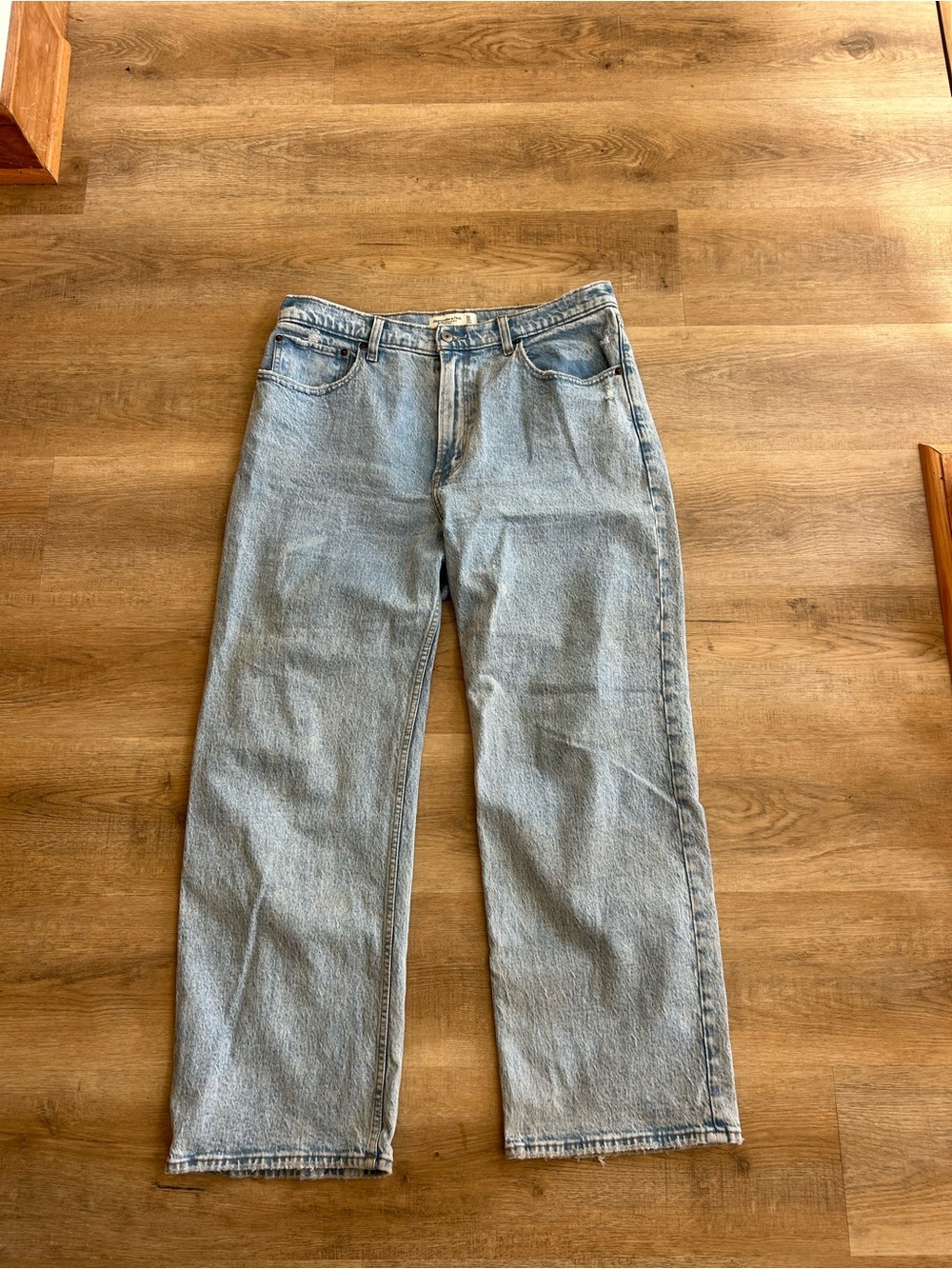 Abercrombie & Fitch Light Wash Relaxed Women’s Jeans